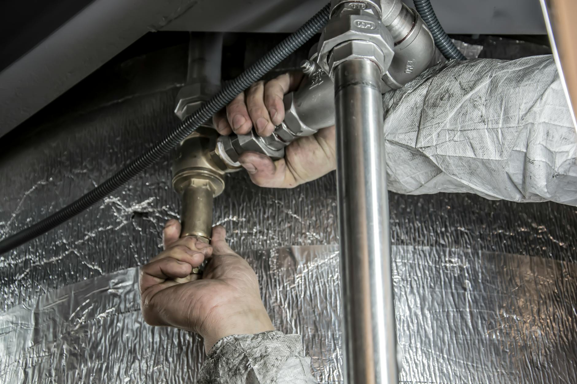 Pracovní stůl instalatéra s nářadím a vybavením