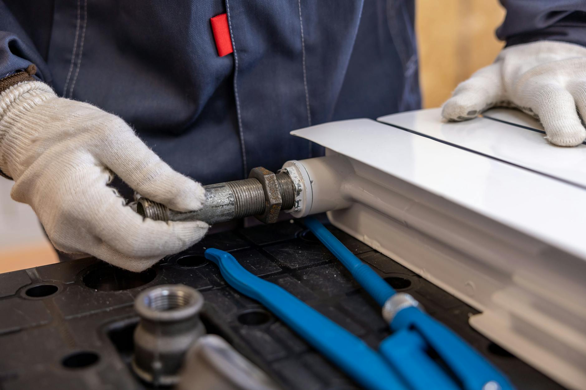 Detail dílny s nářadím a vybavením pro instalatérské práce